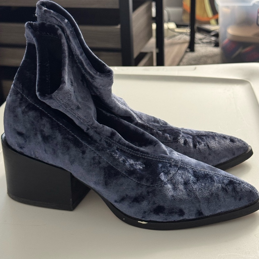 Elegant Velvet Ankle Boots - Blue